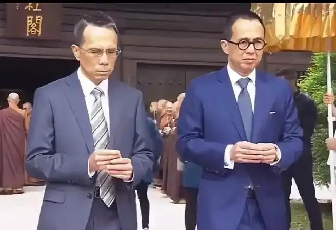 李泽钜和李泽楷兄弟，看着总觉得哪里有点不对劲，怪怪的