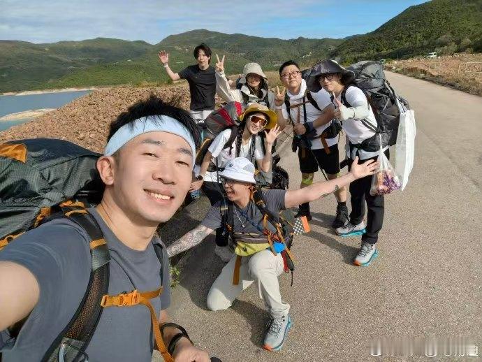 杨迪自曝徒步捡别人剩水喝杨迪徒步攻略翻车，走11公里忘带水，渴到向路人求助还捡剩