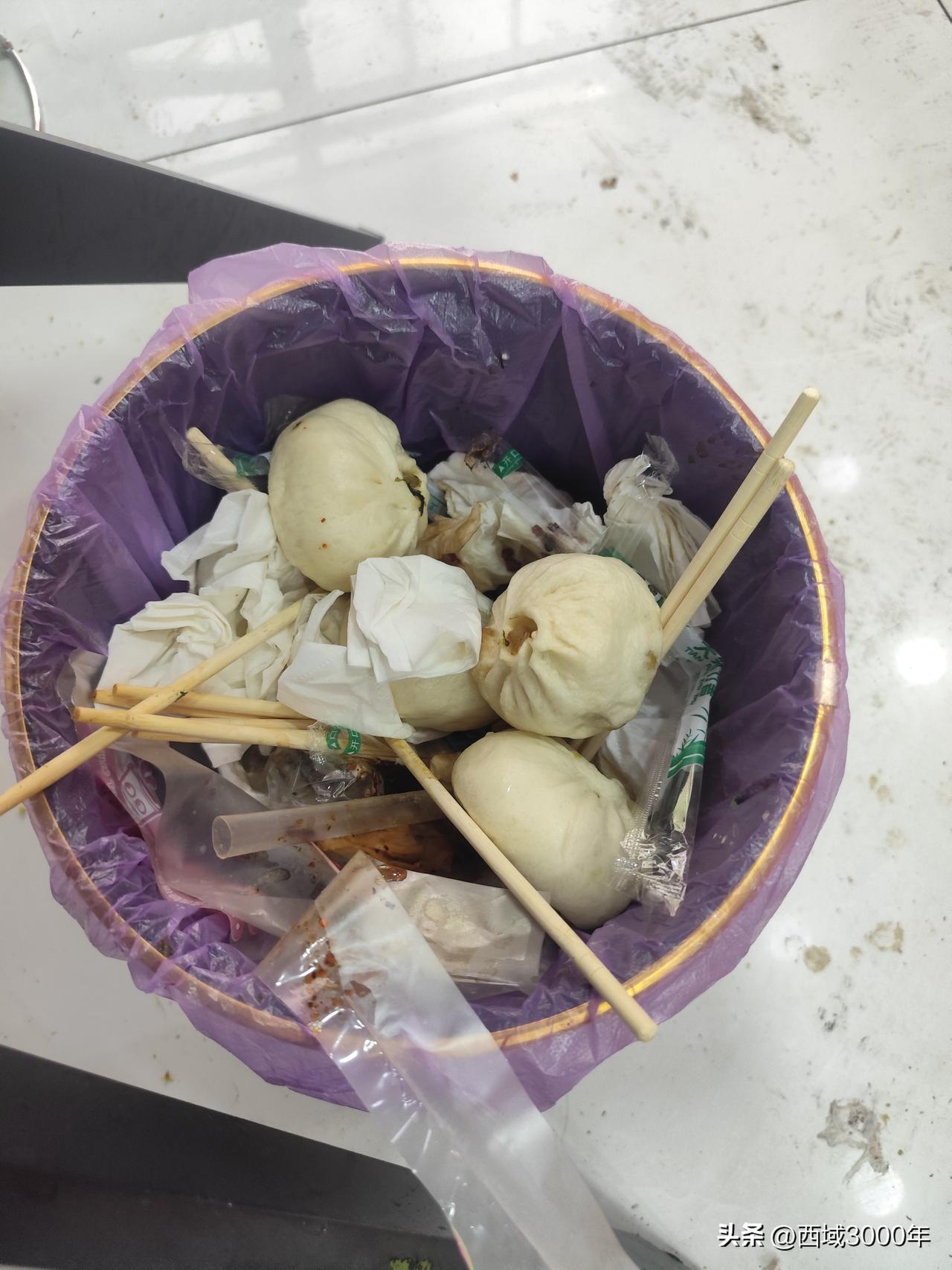 一家餐厅吃饭，桌边一个垃圾桶里扔了五六个大包子，看了旁边几个垃圾桶也有或多或少的