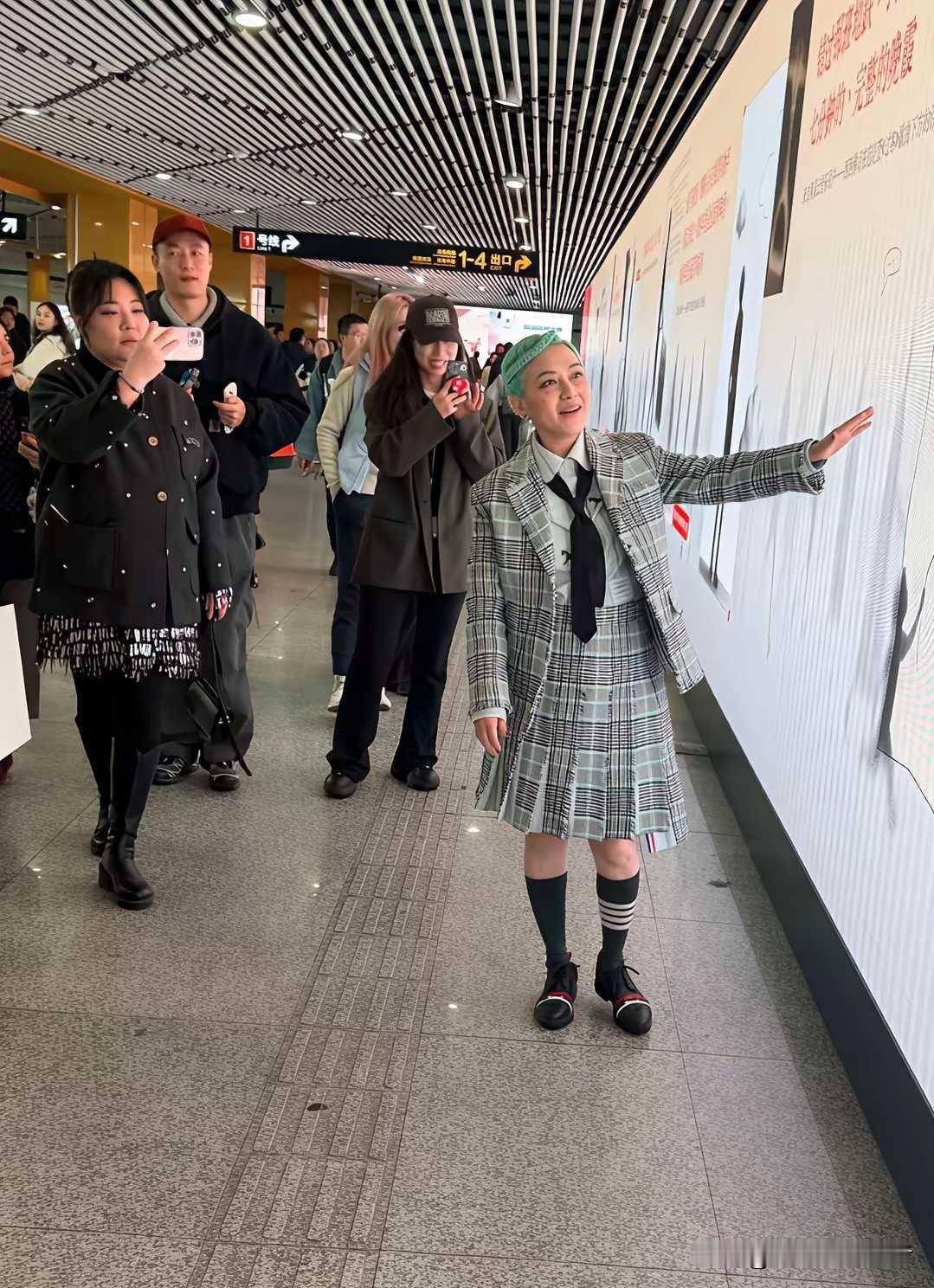 范晓萱真的好奇怪，这样子看起来真的不漂亮，看起来好像非主流老女孩。