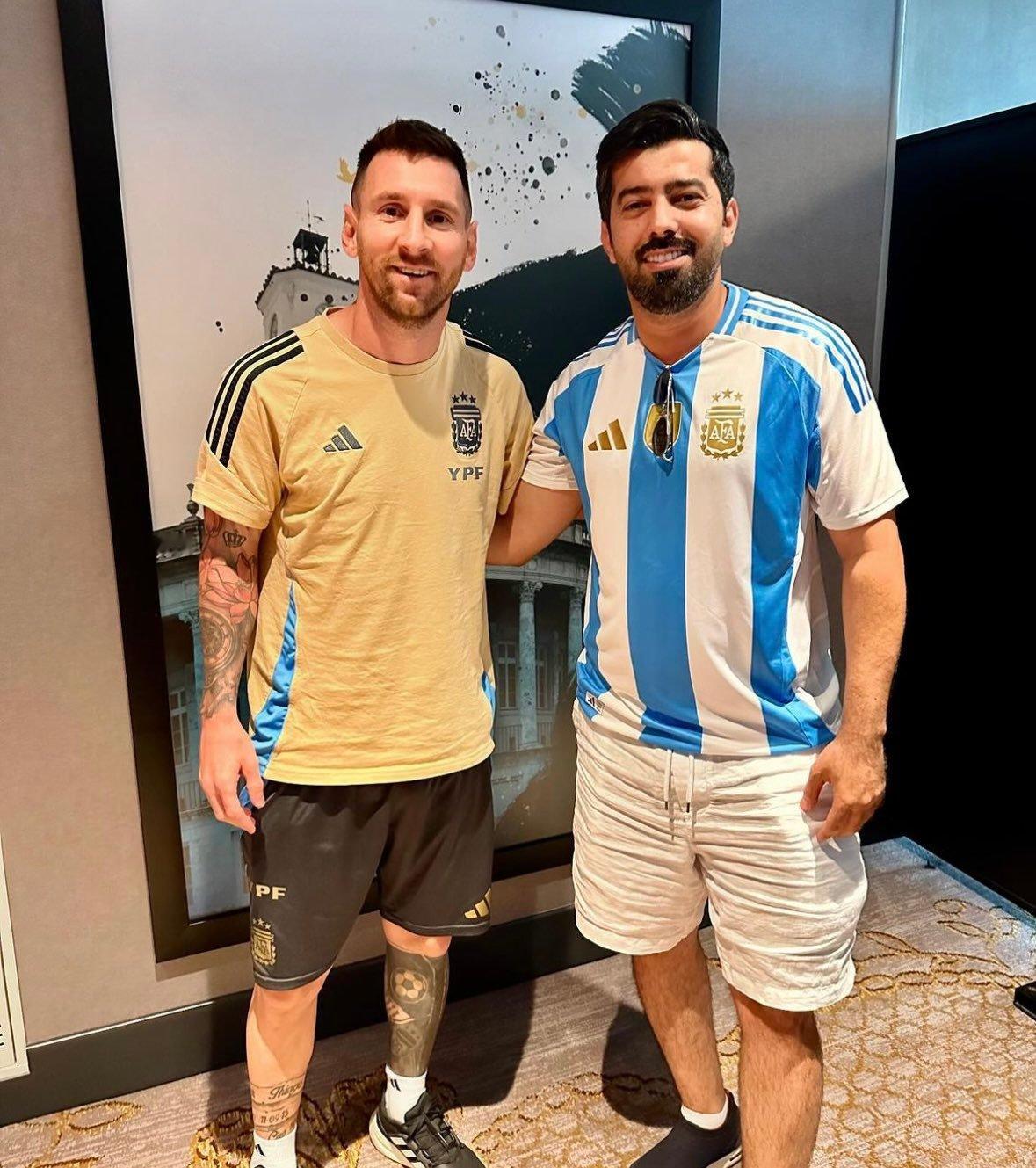 与沙特记者Mabkhout Al Marri 合影的梅西😍😍😍#梅西[超话