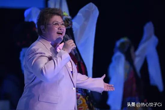 韩红说，不觉得有谁唱的比我好，世上本无垃圾，只有放错了地方的财富，如果说把我放在