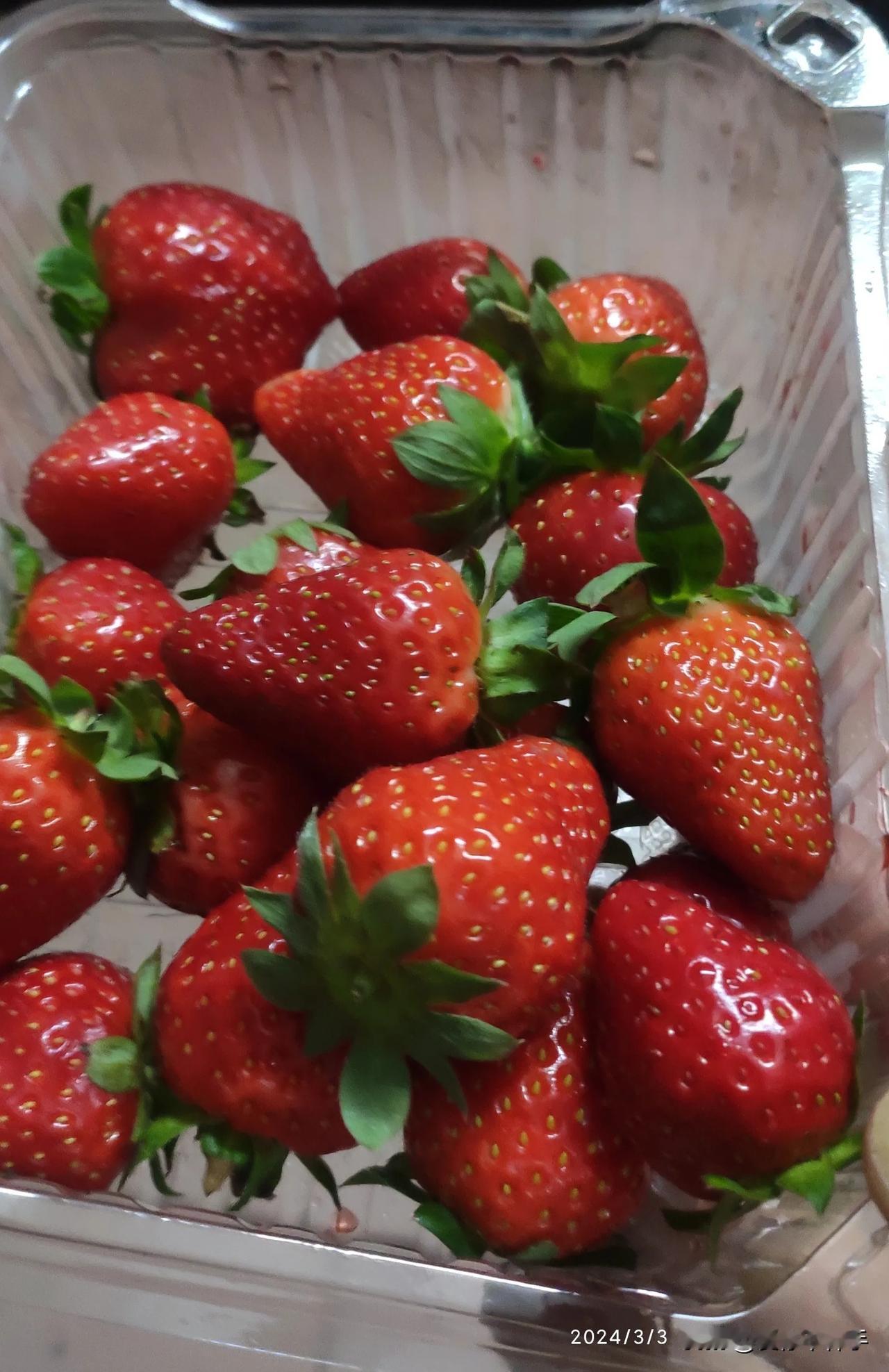 草莓🍓真的是一种娇气的水果!
傍晚去外面拿快递，听到街边的小摊子在叫卖草莓。“