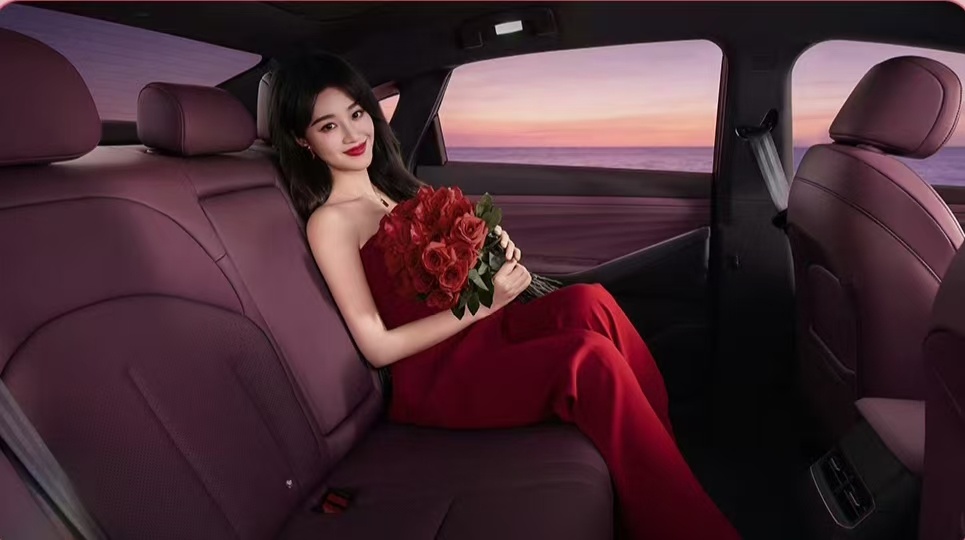 蓝盈莹开N6红运当头咱就是说，谁能拒绝新年开着大紫大红的车，把财运、桃花运、学业