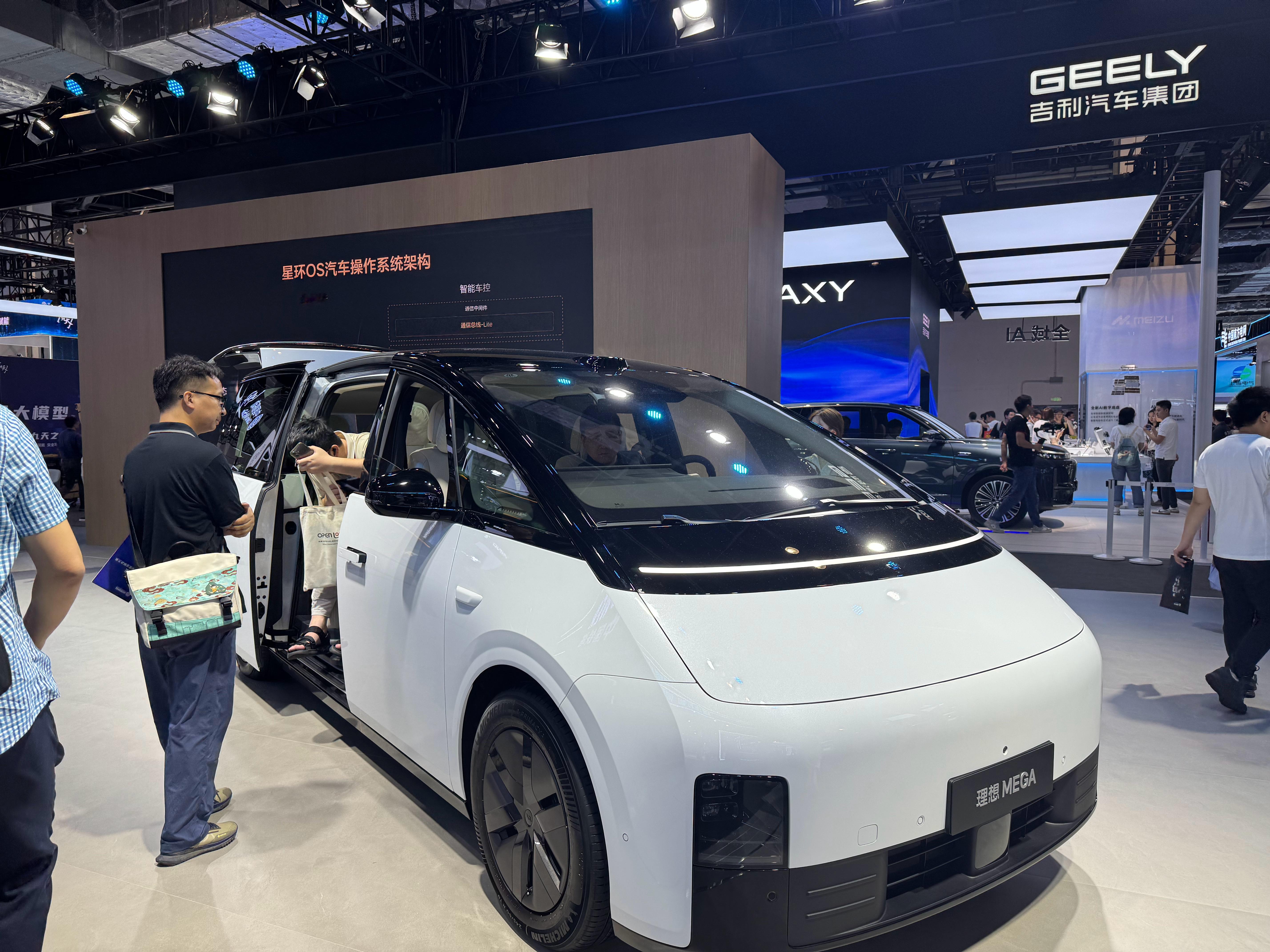 世界人工智能大会，车企来了几家：理想：摆了一台Mega Home 随便坐，感觉是