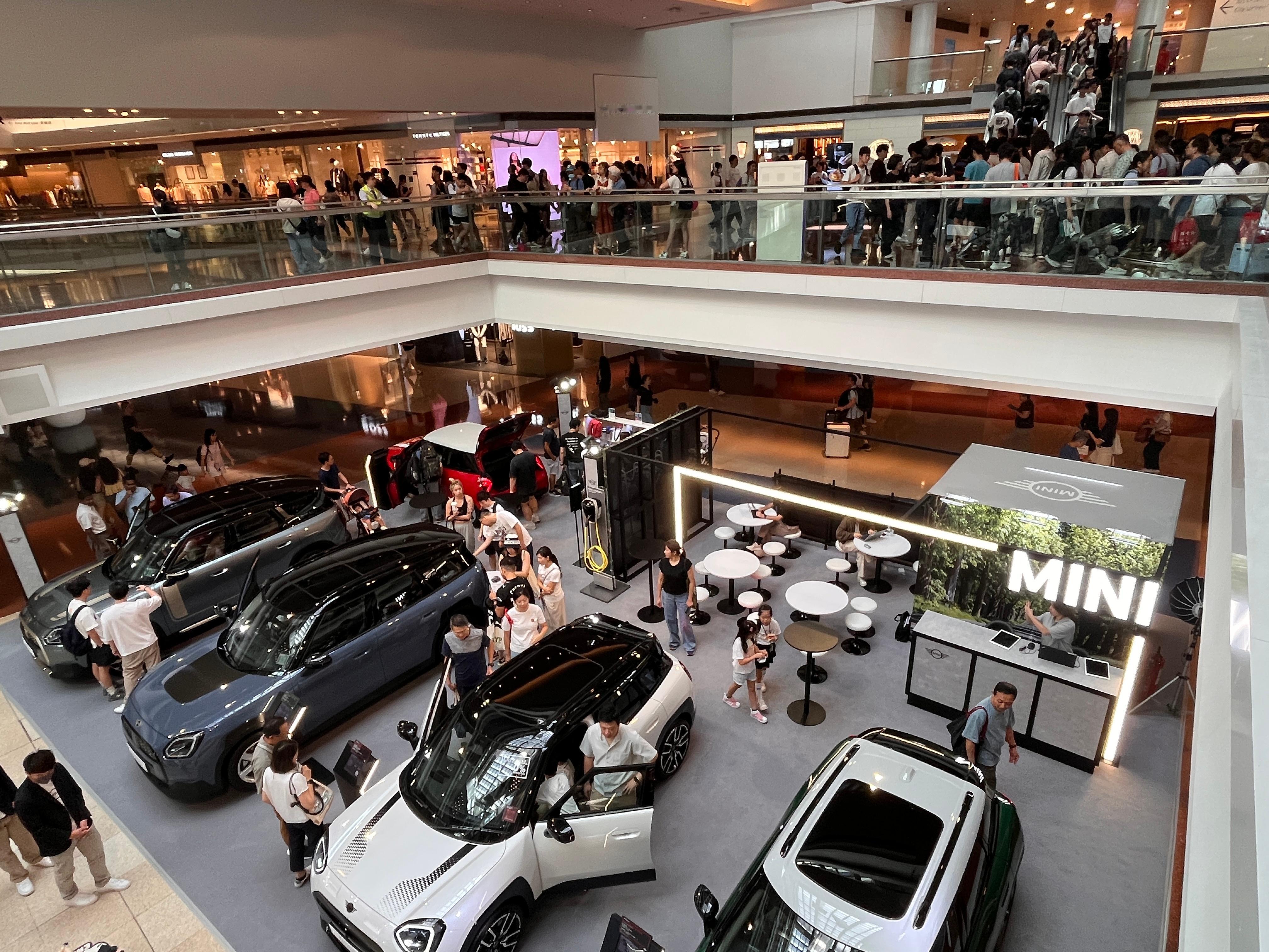 香港某商场负一层的MINI快闪店，规模很大，除了摆放五辆实车以外，还设有休息区。