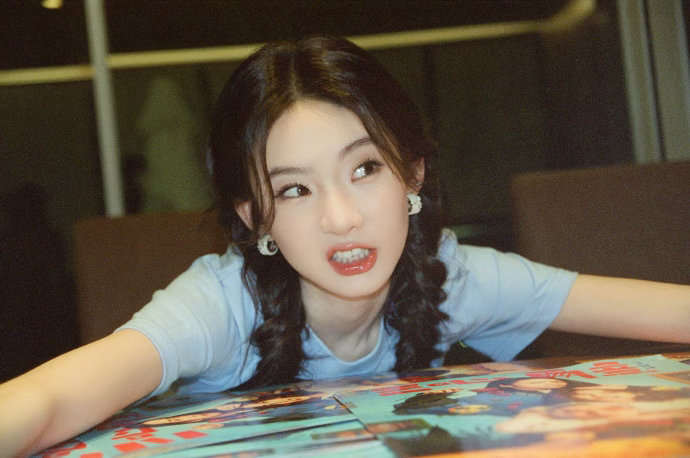 张艺凡穿高跟鞋在商场滑冰张艺凡光鲜亮丽的背后是搞笑女 张艺凡用实际行动证明：女明