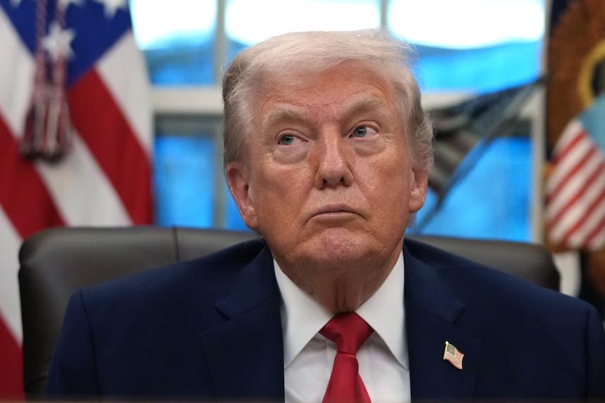 美国总统特朗普接受记者采访时表示，“曾经我是猎物，现在我是猎人，我的第一任期取得