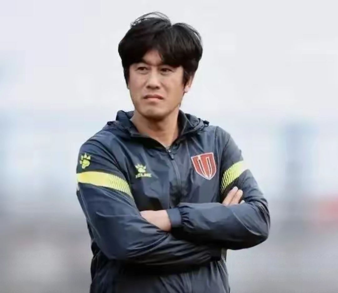 为了讨新来大哥喜欢，铁人庄总花了几百万美刀去请徐正源教练团队。对于辽篮的省里的投