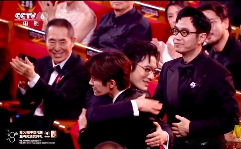易烊千玺是真年轻呀！金鸡奖评委会主席，大导演张艺谋就坐在隔位不远处，在获奖后，先