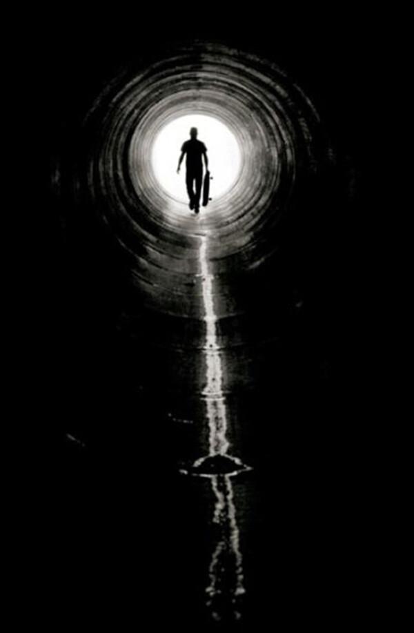 成年人的伤口，终会在时光里结痂
 
整理旧物时翻到大学闺蜜的笔记本，扉页“一辈子