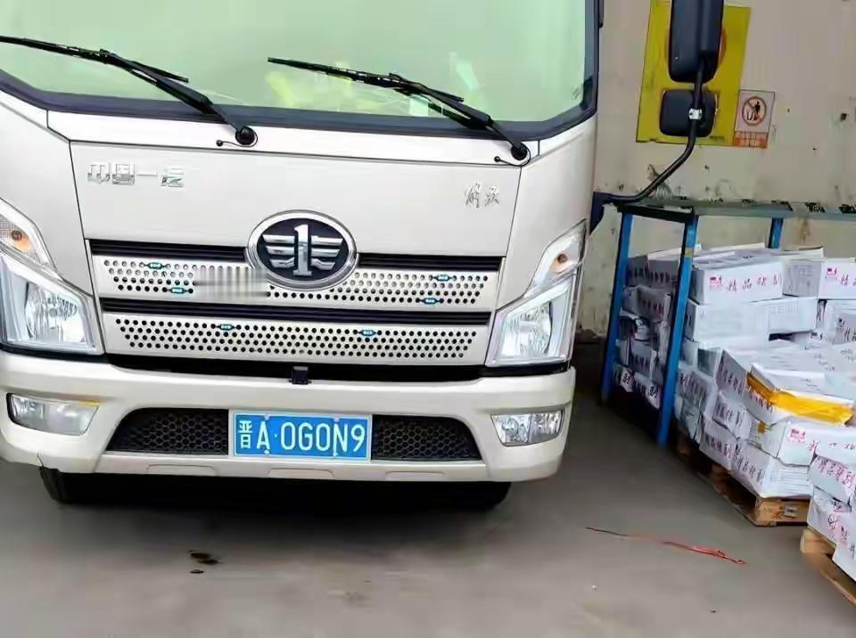 究竟咋回事？7.8吨冷冻猪脚从广西运往广东，竟在河南被扣，司机竟直言：不知道收货