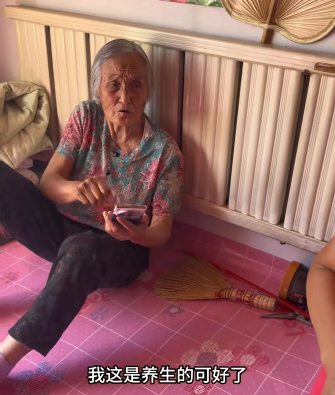 辽宁网红“八零徐姥姥”发视频报平安
成成妈却出现了“小问题”，徐姥姥近照仍显健硕