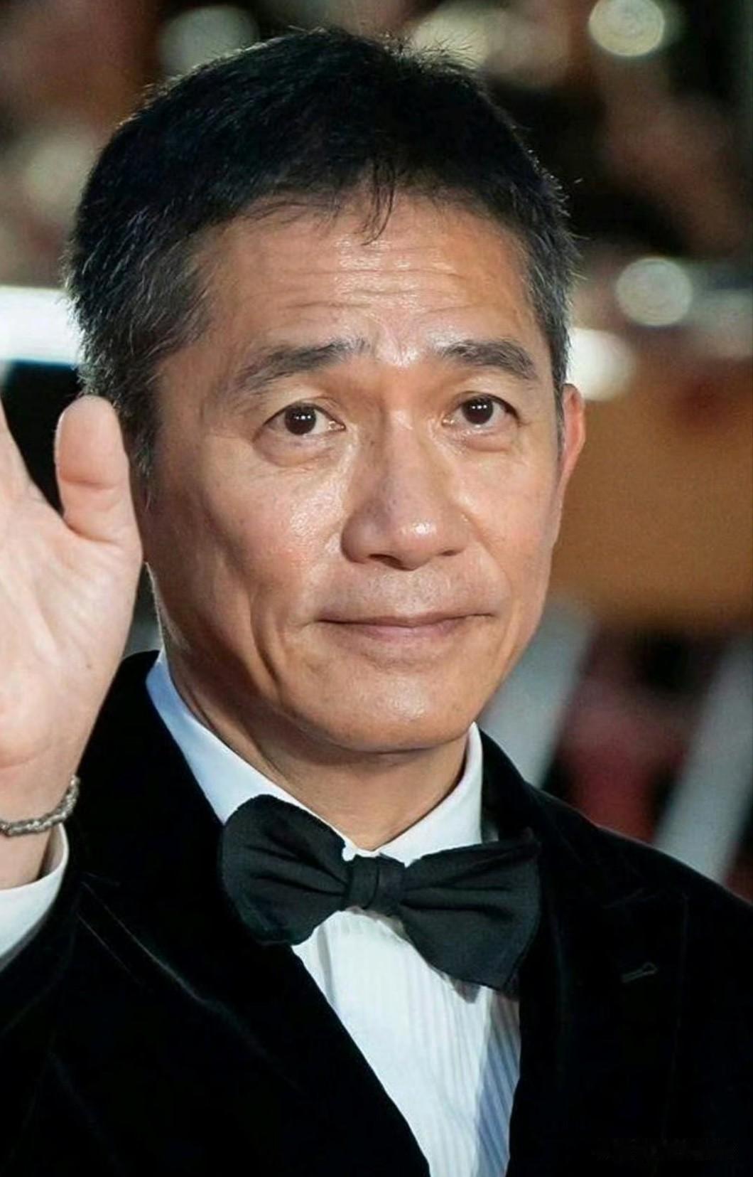 很多人觉得梁朝伟天生社恐，其实他早年性格十分活跃。如今低调寡言的人设，更像是刻意