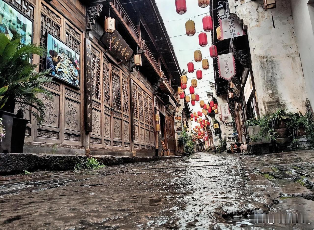 岭下滴雨古街深。