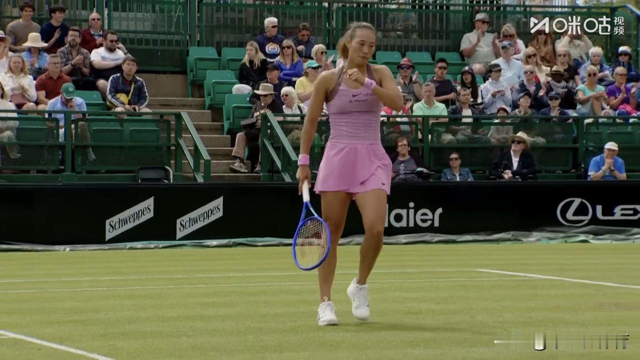最新战报：郑钦文2-1逆转战胜萨卡里晋级WTA250诺丁汉站女单第二轮

今天1