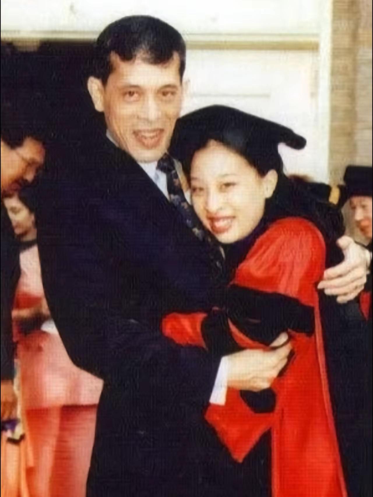 如何才不痛呢？泰王的悲伤，没有人能懂！
帕公主是他的第1个孩子，也是他最爱的嫡公