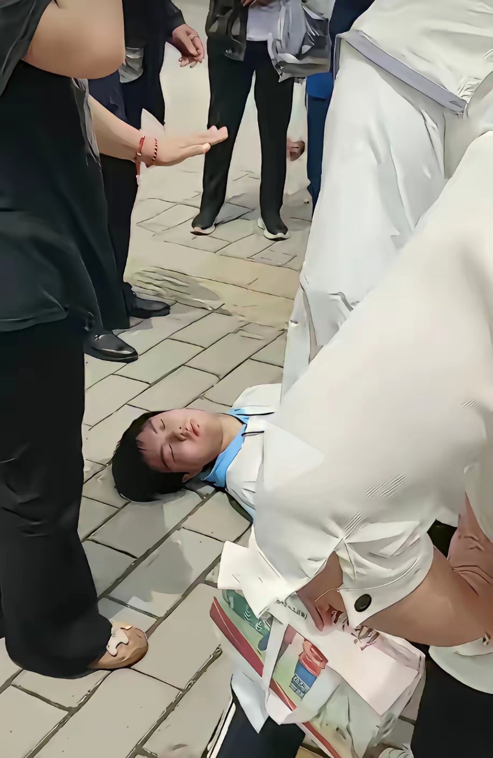 高考终于结束了。考生们都高高兴兴走出校门。看这位学生，刚出校门。想展示一下自己，