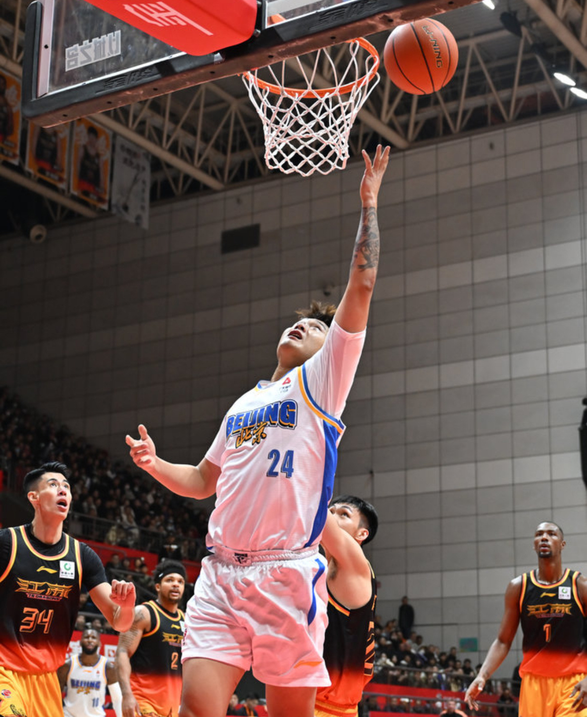 赵睿赵睿北京男篮首秀北京男篮客场84-74江苏，拿下赛季开门红！赵睿首秀10分4