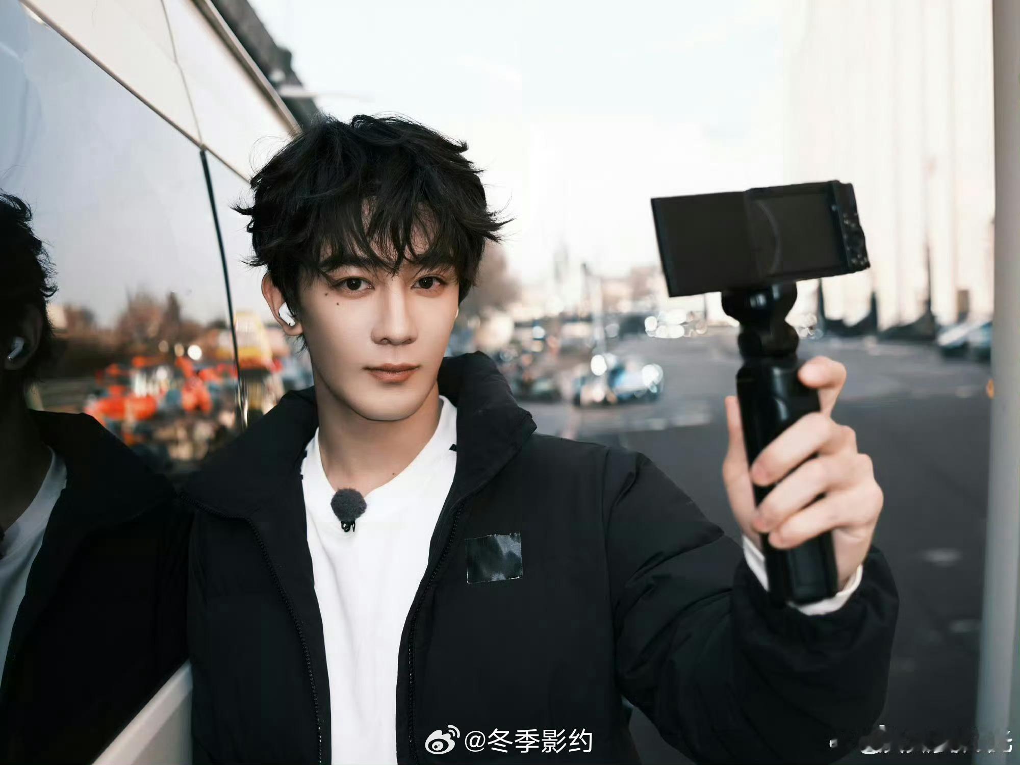 我家那小子这把是卡颜局 小时候照片切到现在这段真的给我看愣了，颜值跨度也太大了，