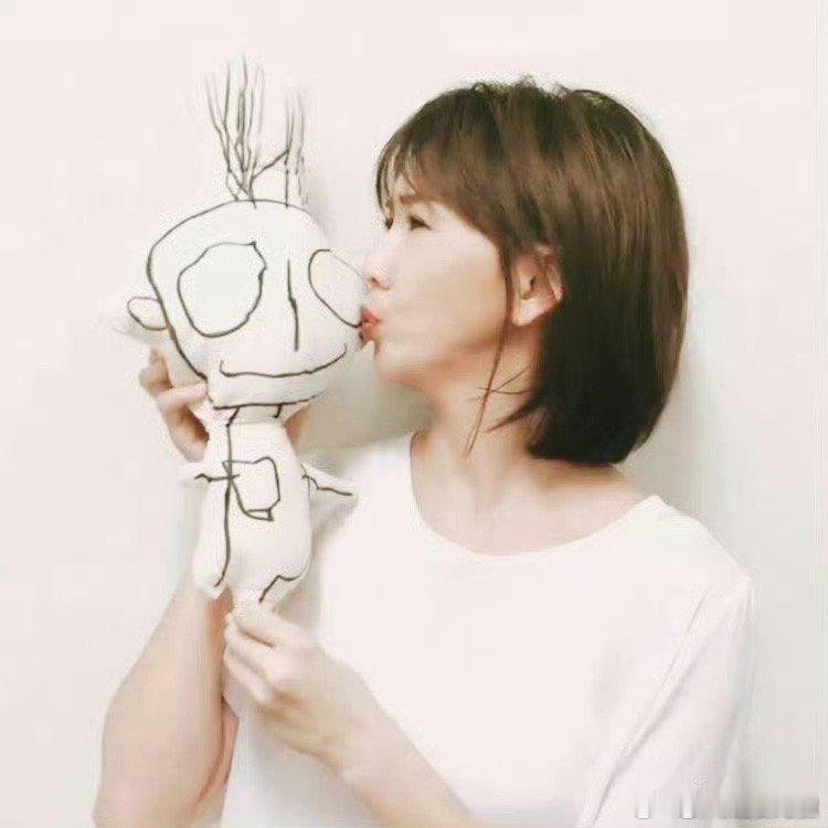 孙燕姿画小马福贴孙燕姿画的马怪抽象的 孙燕姿画的小马虽抽象却可爱！能看出满满认真