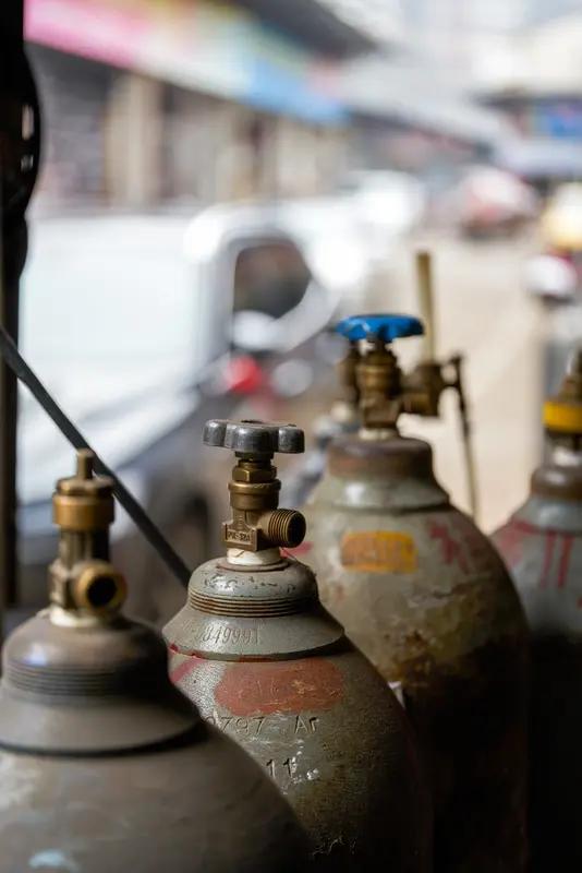 氦气价格的暴涨将对多个高度依赖其独特物理性质的行业造成显著影响。作为芯片制造、医