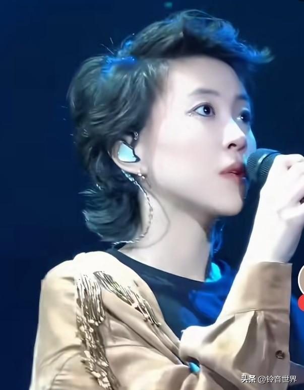 喜欢这样的童童，女人味十足，模样和气质几乎超过了妈妈，第一次见她这么美。微卷的亮