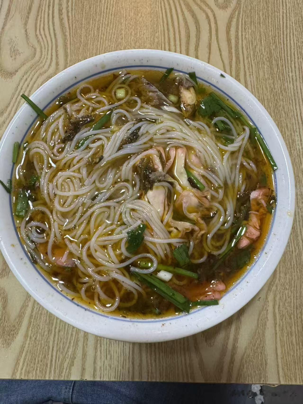 本地小吃推荐这碗牛肉米粉简直无敌，我们乡下的烟火气息好足啊。太喜欢这种感觉了[大