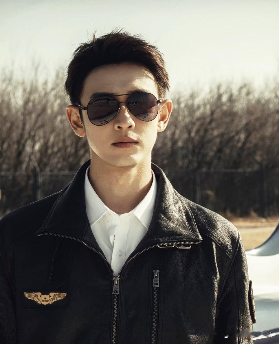 这两个人是怎么认识的呢？好神奇啊，有一种破次元的感觉，而且两个人还是很好的朋友。