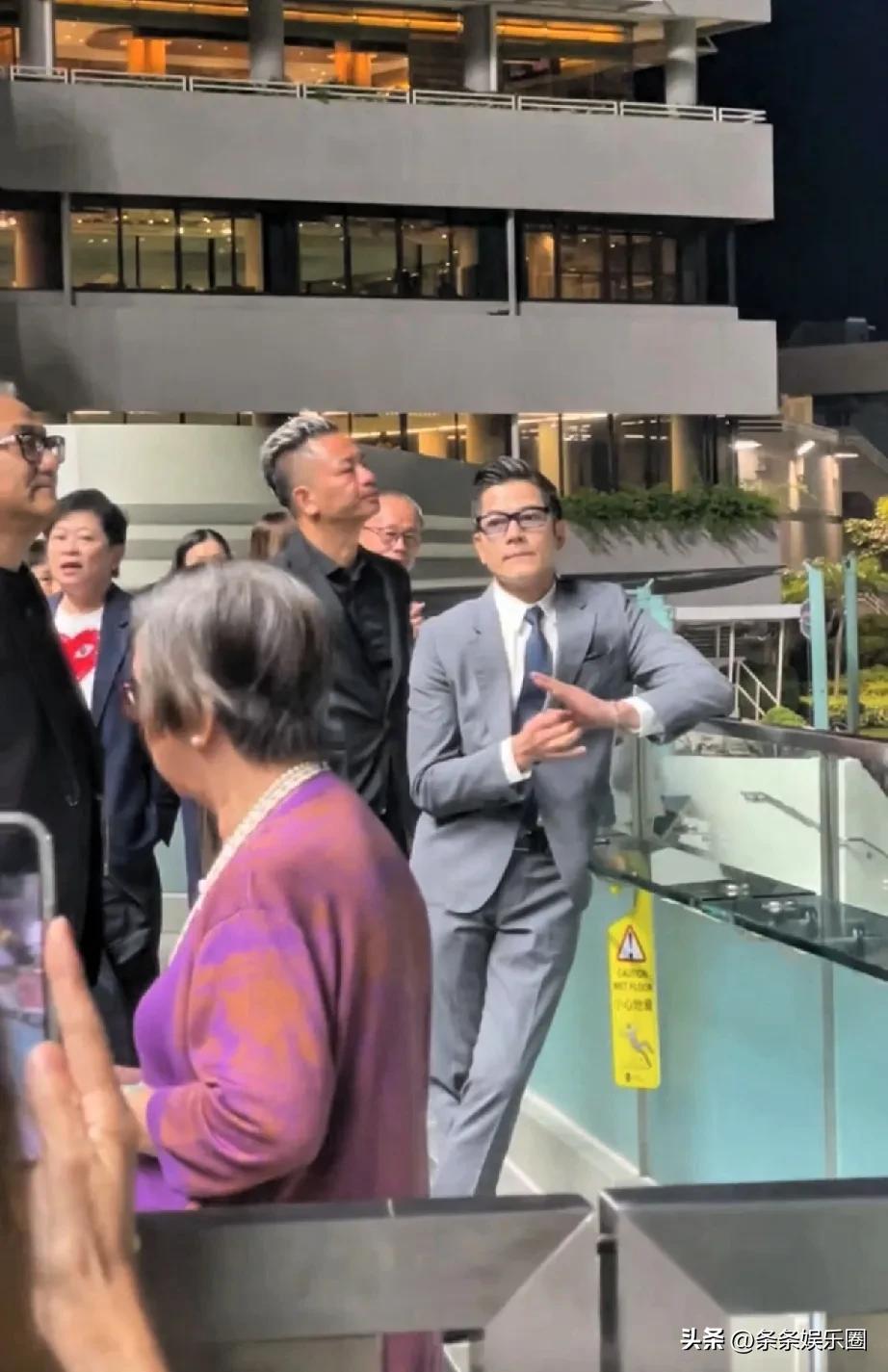 郭富城又来沙田马场拉头马了！他西服格领颜值一直这么高！好有质感的老法拉利！给人感