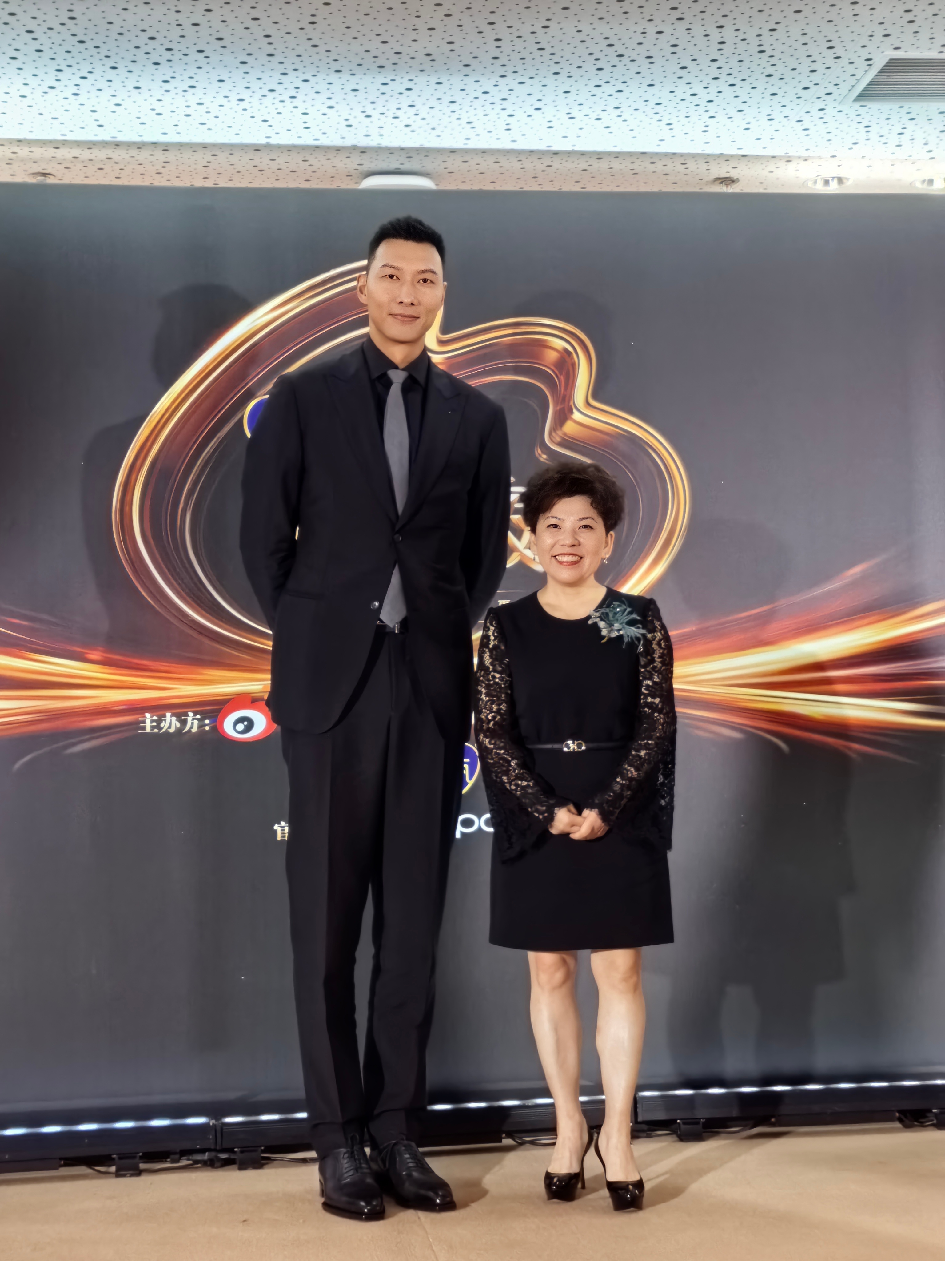 #易建联邓亚萍最萌身高差#微博之夜最萌身高差，非和莫属了！ ​​​