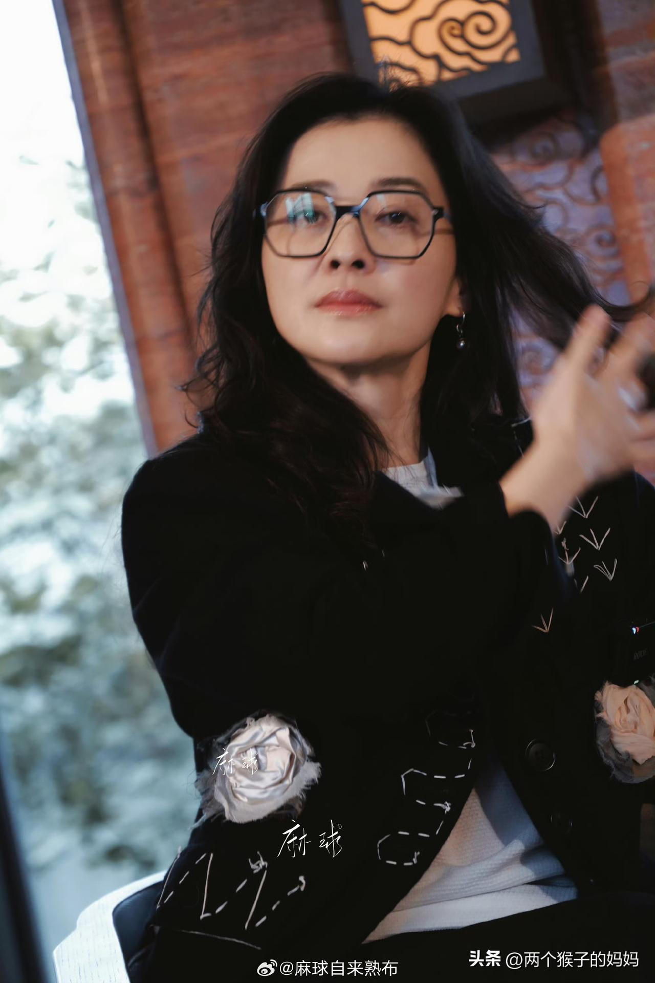 2026年10月20日乌镇戏剧节的小镇对话现场，梅婷坐在台上聊起女导演、女编剧、