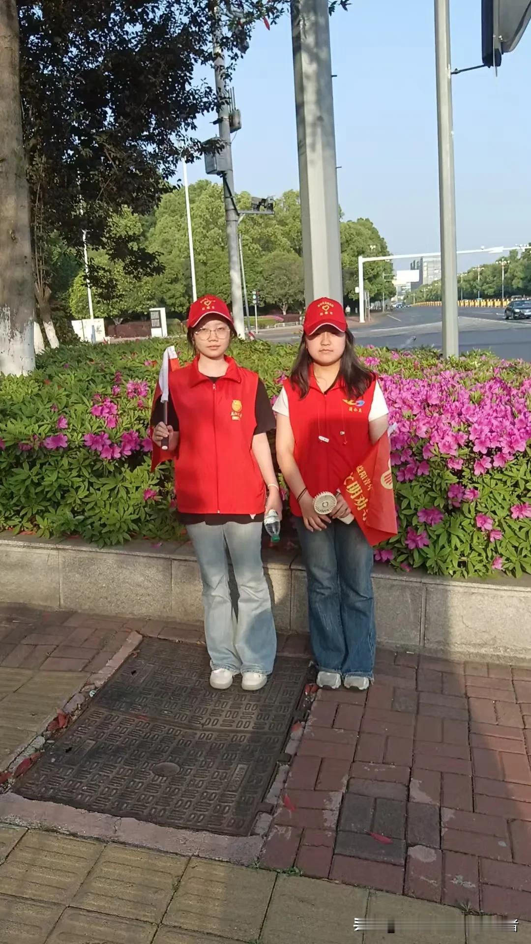 4月18日，益阳市东部新区志愿者协会组织的青年志愿者，7点半准时到岗开展文明交通