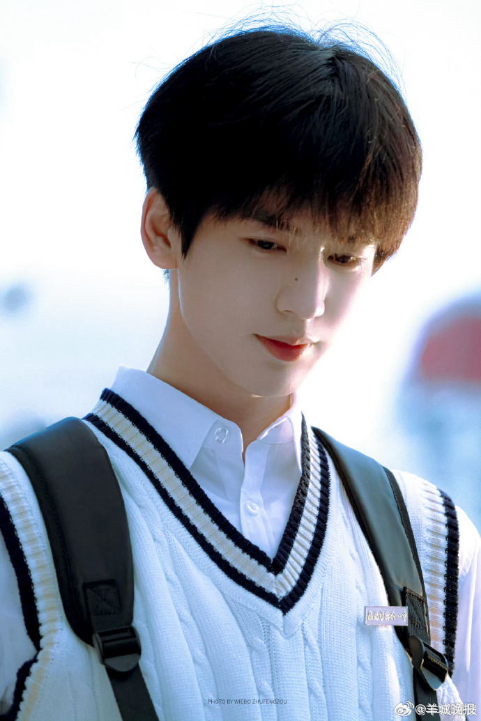 【盘点那些充满青春气息的现偶】自带青涩少年感与少女感的校园穿搭，清爽又治愈。褪去