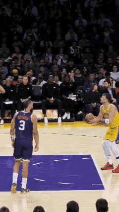 狄龙说，来碰一下，手感给我[机智]