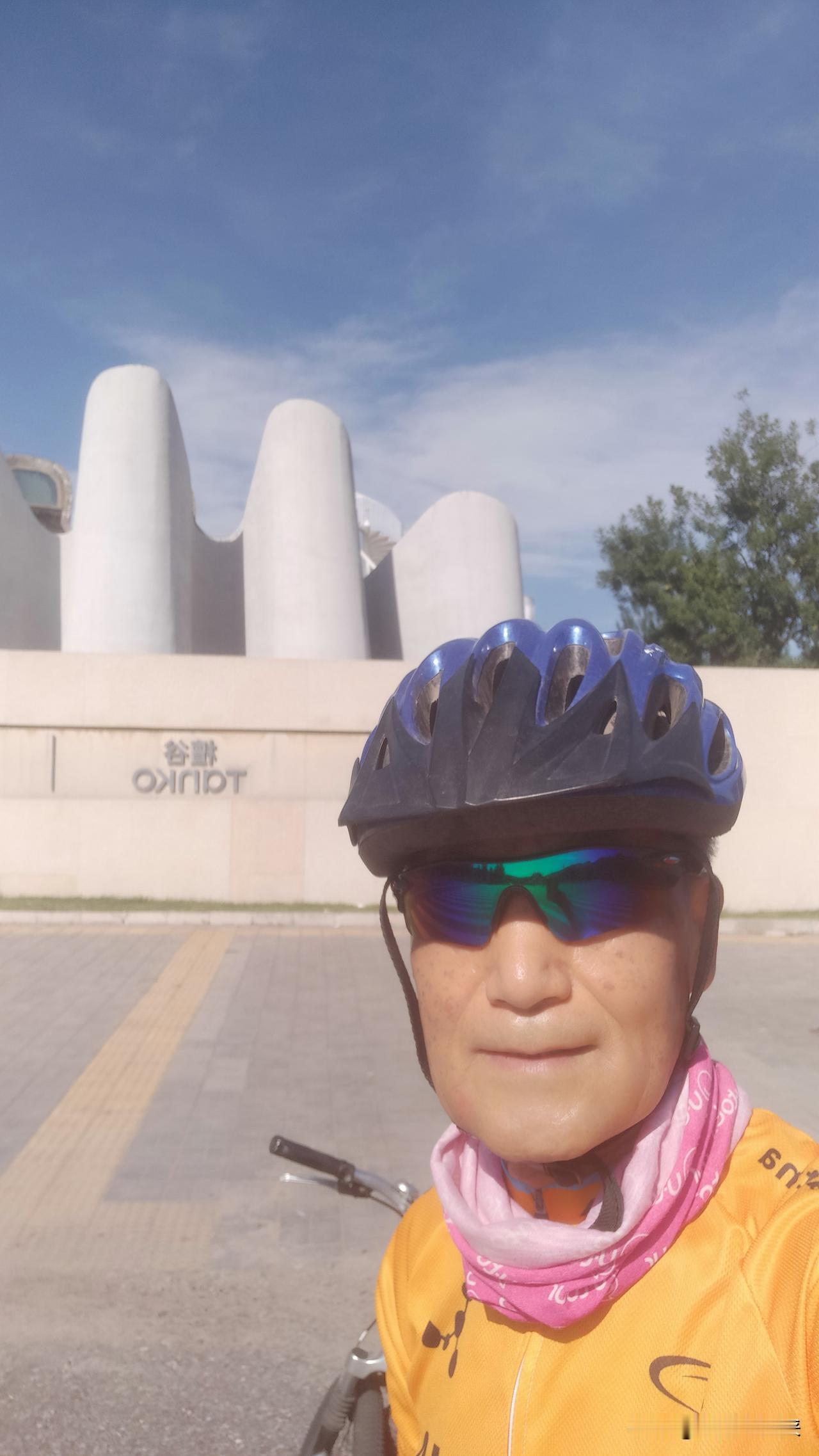 蓝天白云的好天气，打卡潭柘寺檀谷商圈，往返39km，用毅力战胜酷暑，骑进秋天。