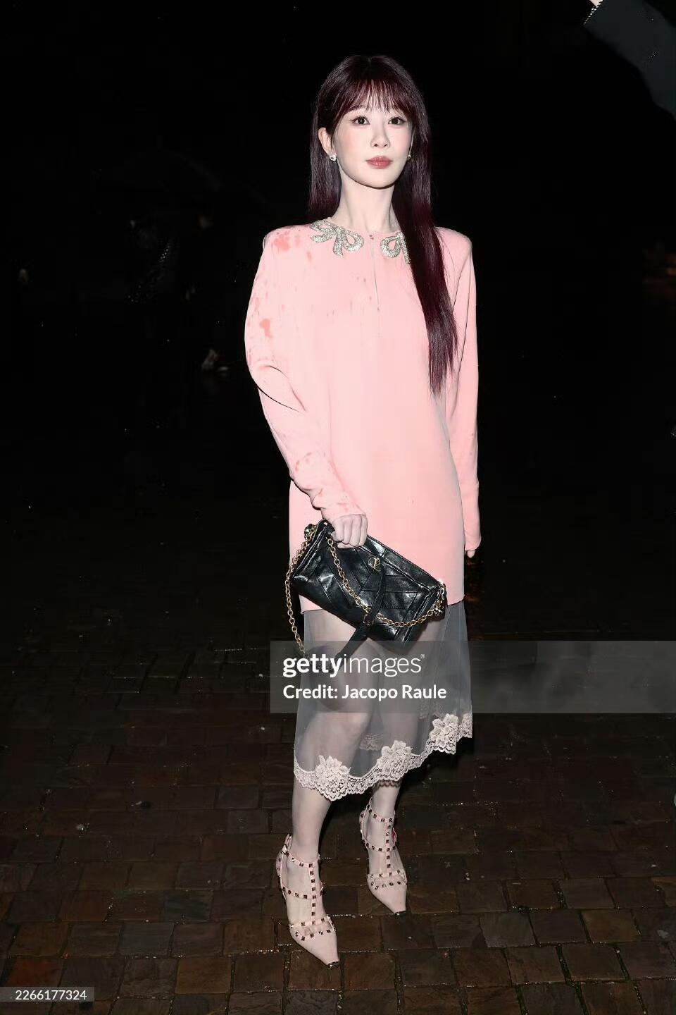 杨紫粉丝眼中的三次时装周g社生图实际上的三次时装周g社生图 