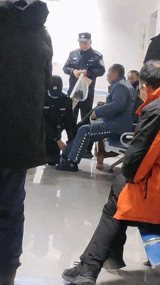 网友医院拍到一位犯人来做核磁共振检查。
由于做核磁检查身上不能携带任何金属物品。