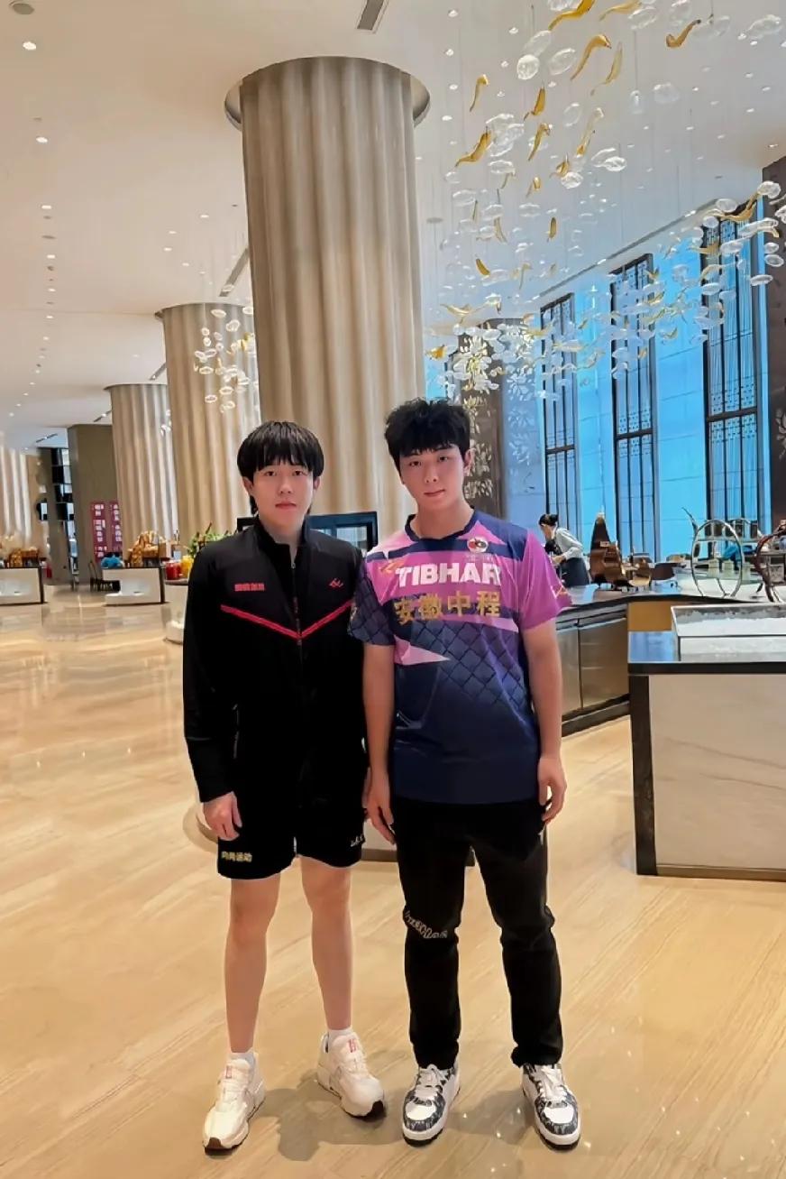 家人们谁懂啊！刚刷到王楚钦和陶育畅在乒超第二阶段的同框合影，俩人往那一站，松弛感