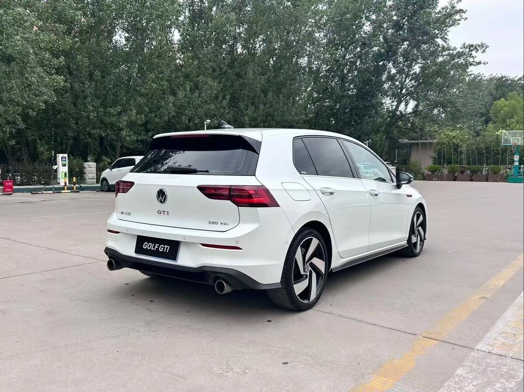 高尔夫 GTI 是平民小钢炮代表，玩车代步两不误，主流在售2021 款、2023