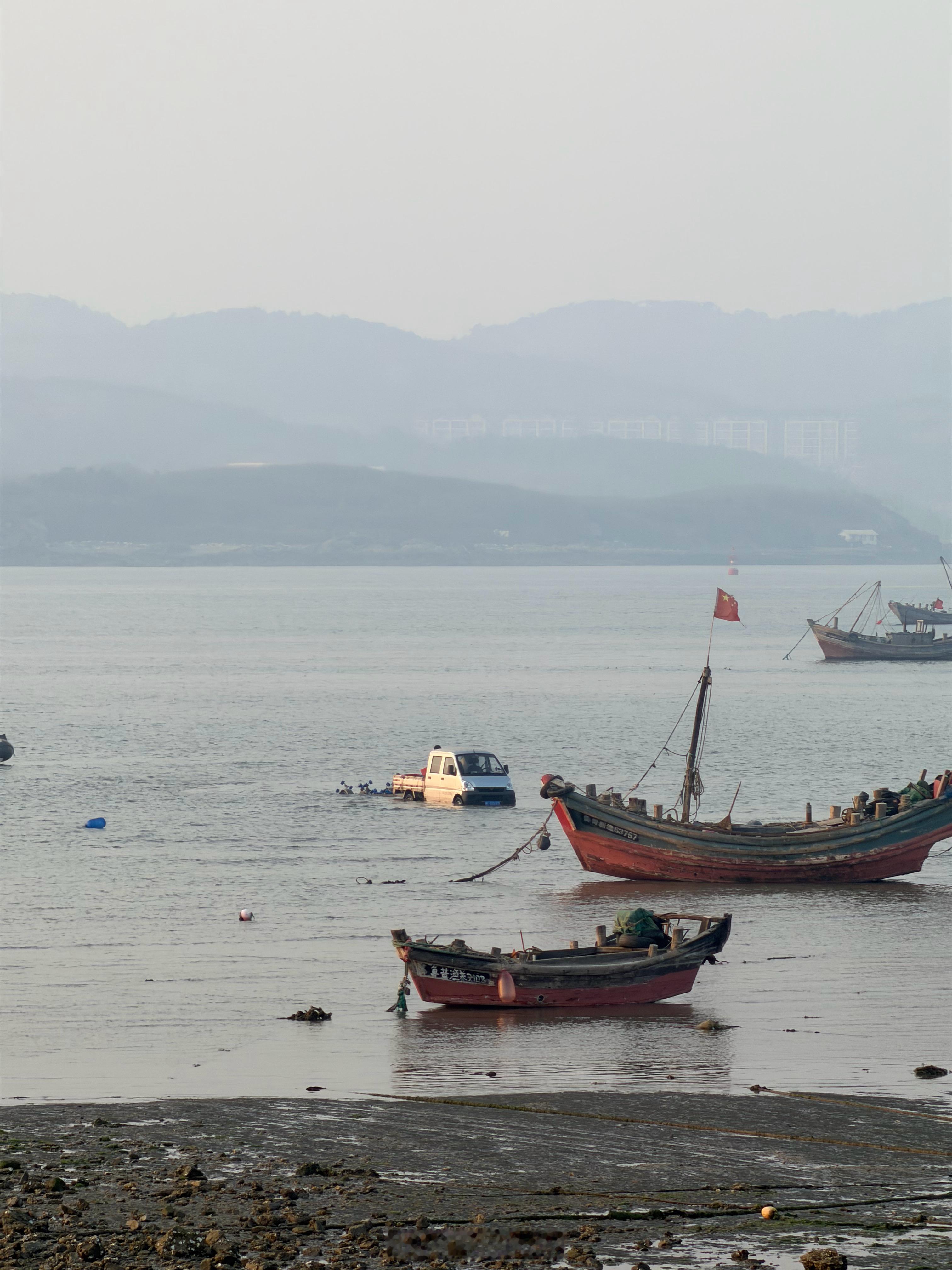 不懂就问这车为啥要开进海里啊