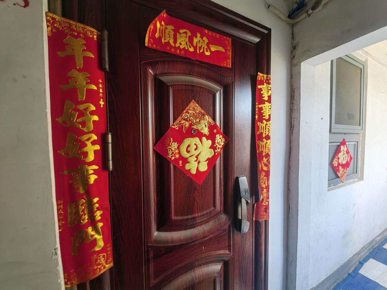 今天中午迷迷糊糊的刚要睡着了，忽然听到隔壁传来摔东西的声音，声音很尖锐。
随后就