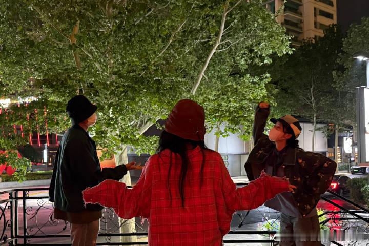 张云龙沈月又吵起来了可爱晕了，可爱晕了！姐姐就这么每天看着他们两个吵架 ​​​