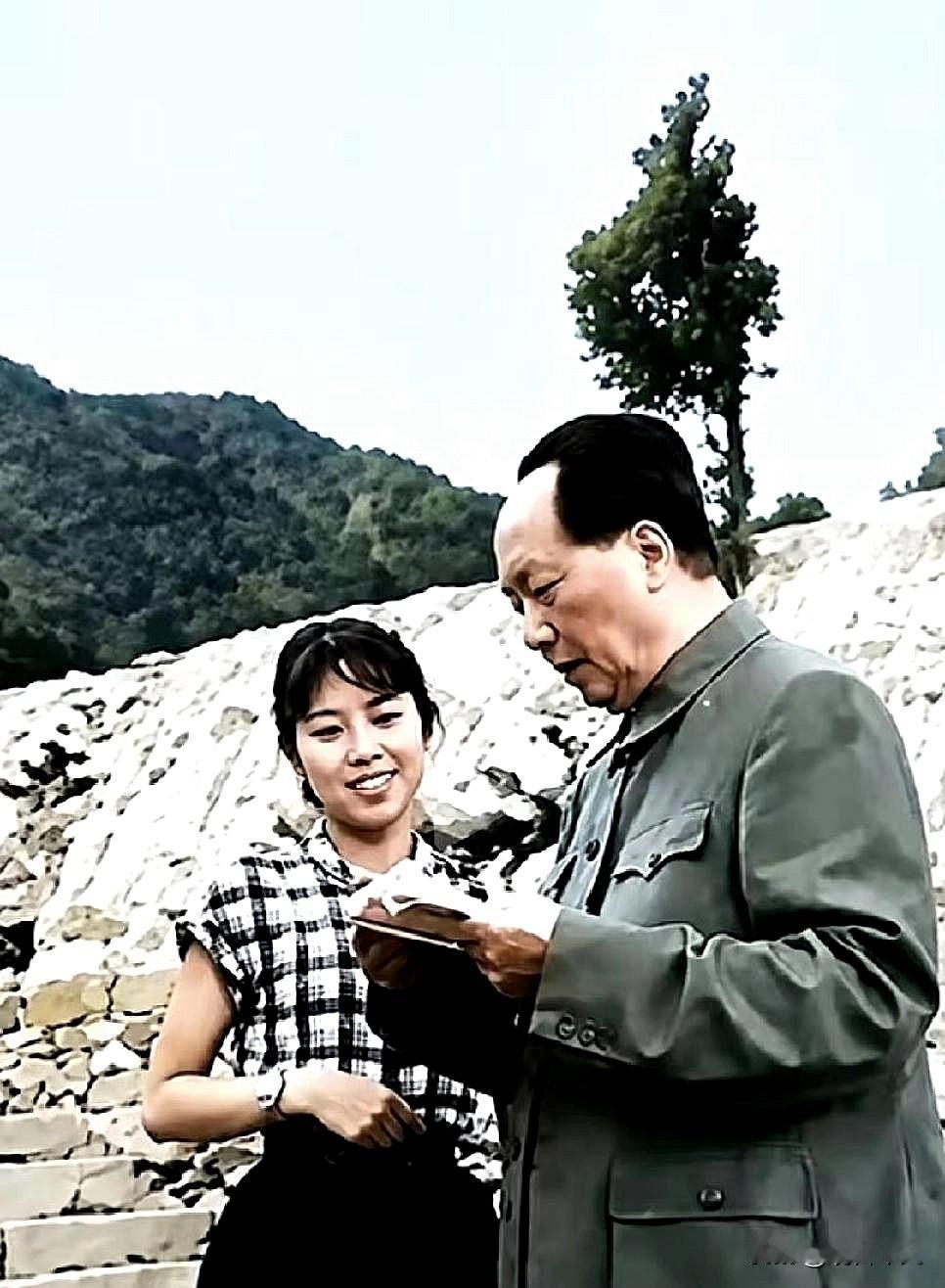 1959年，江西庐山。闲暇时分，毛主席正在翻看手中的文稿，站在主席身旁的姑娘叫钟