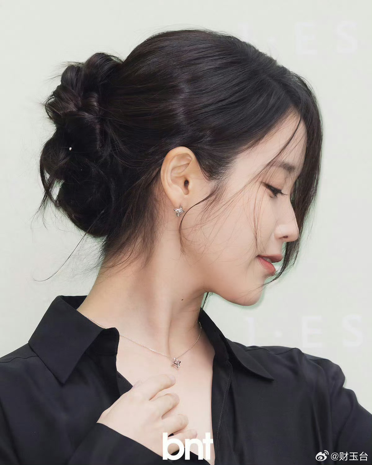 李钟硕IU宣布分手曾经无数人心中最靠谱的顶流CP还是走到了终点。二人2012年一