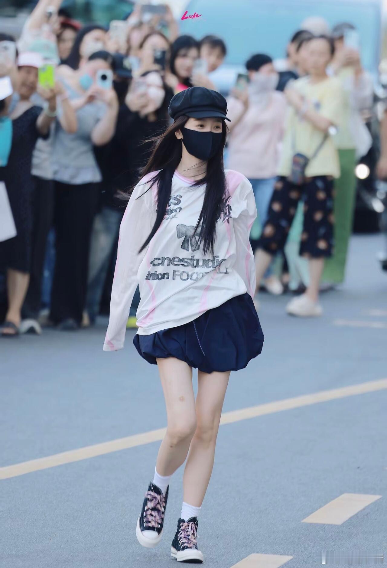 虞书欣完全青春女大 欣欣这套私服直接戳中少女心！黑粉贝雷帽+粉白撞色长袖，搭配藏
