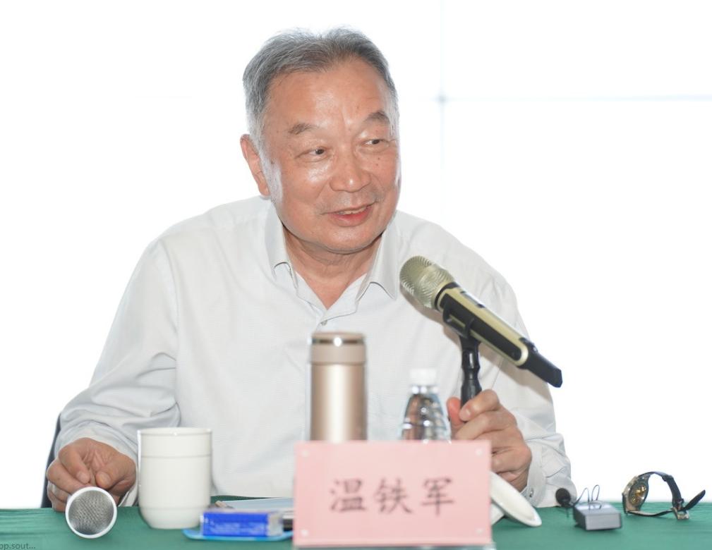 一句话听得脊背发凉！温铁军公开演讲时抛出一句反问：几千万先烈用命打下的江山，几代