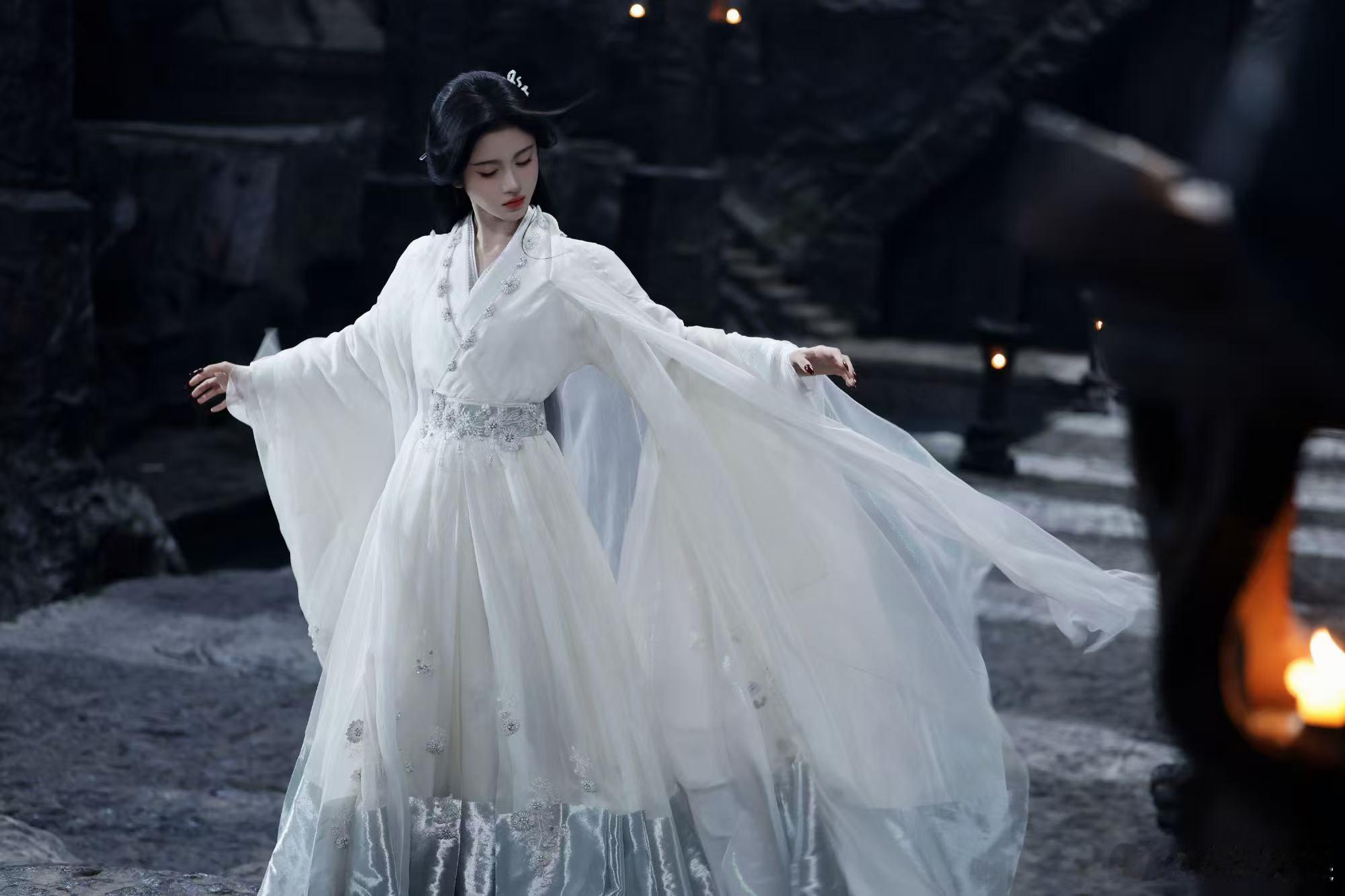 鞠婧祎狐火重燃鞠婧祎霜衣落尘剧照鞠婧祎霜衣落尘剧照，狐火重燃，