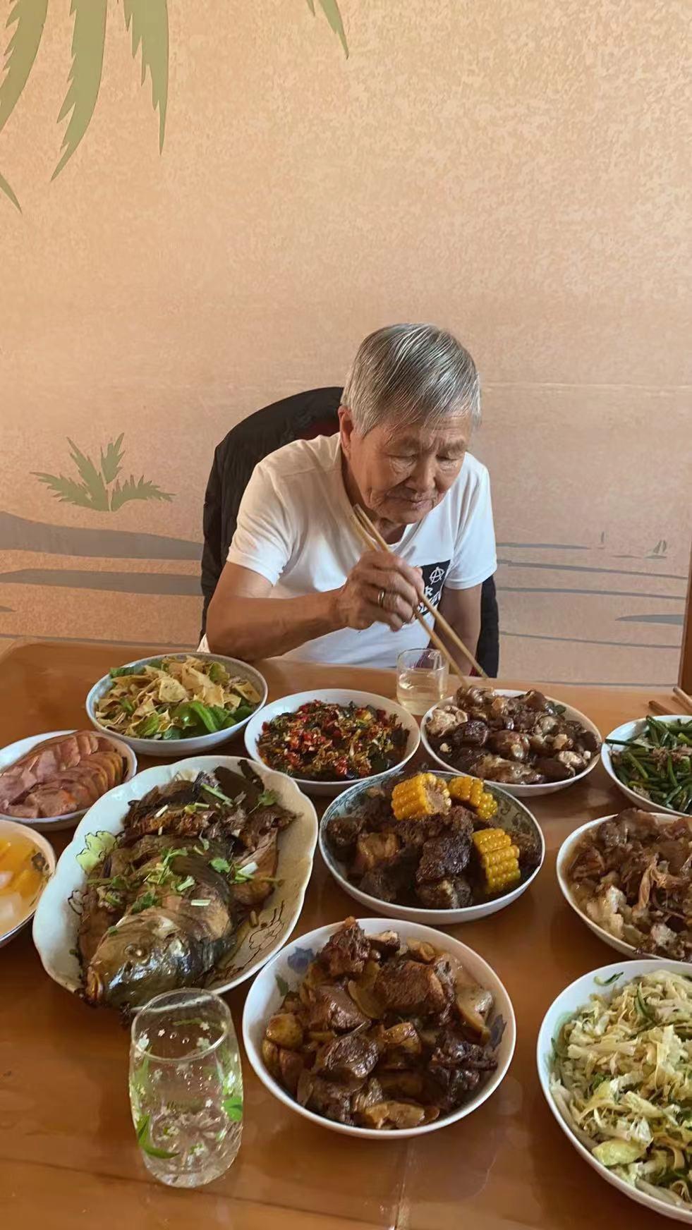 可以分享你拍的美食照片吗最喜欢吃鱼了，老妈也爱吃，每逢周末家里都要做一顿大餐，餐