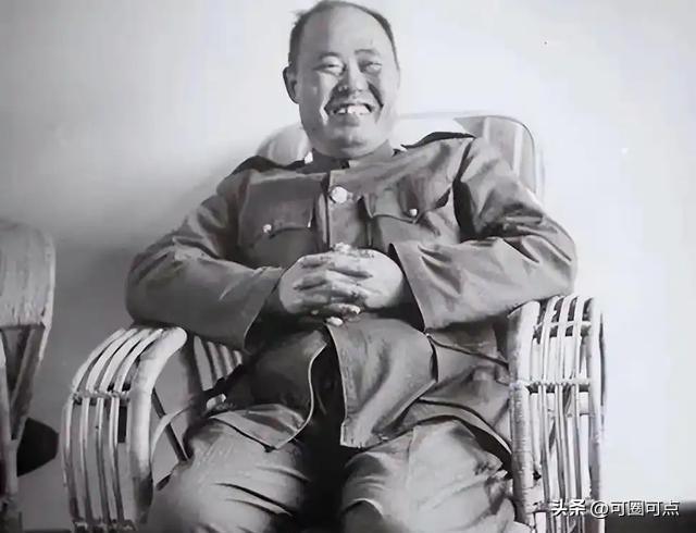 1949年，解放军师长刘秉彦去北京饭店办事，冷不丁瞅到一个服务员举动怪怪的，还有